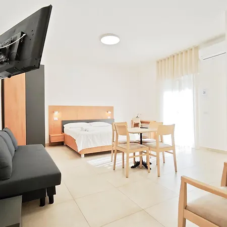 Estelle Penzion Bari