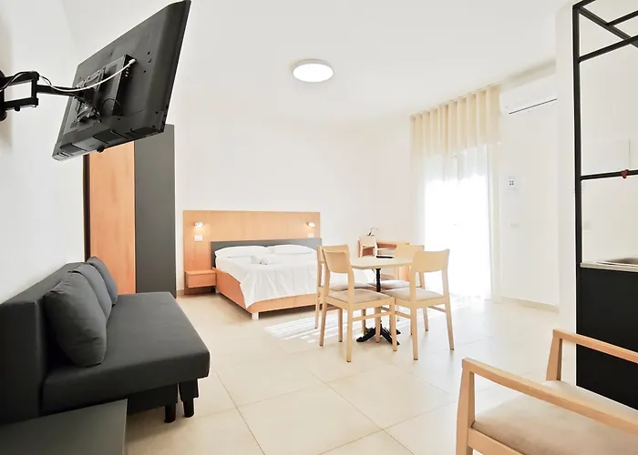 Estelle Penzion Bari